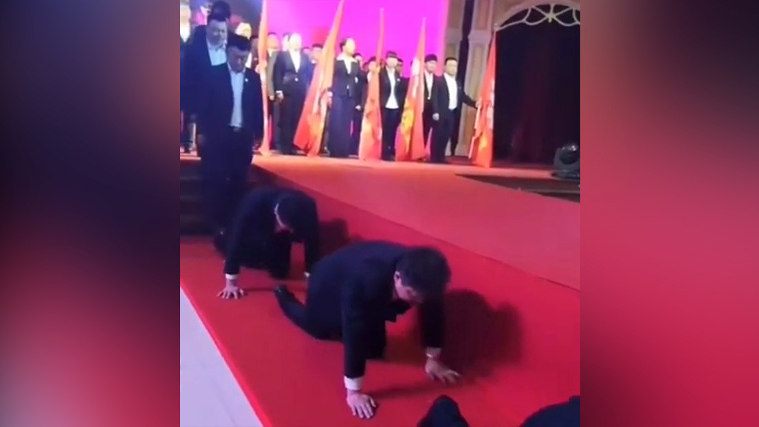 Una compañía de China obliga a gatear a los empleados que no alcanzan sus objetivos (VIDEO)