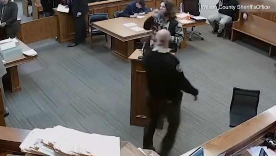 VIDEO: Un acusado de posesión de marihuana fuma un porro en pleno juicio en EE.UU. y ahora enfrenta más cargos
