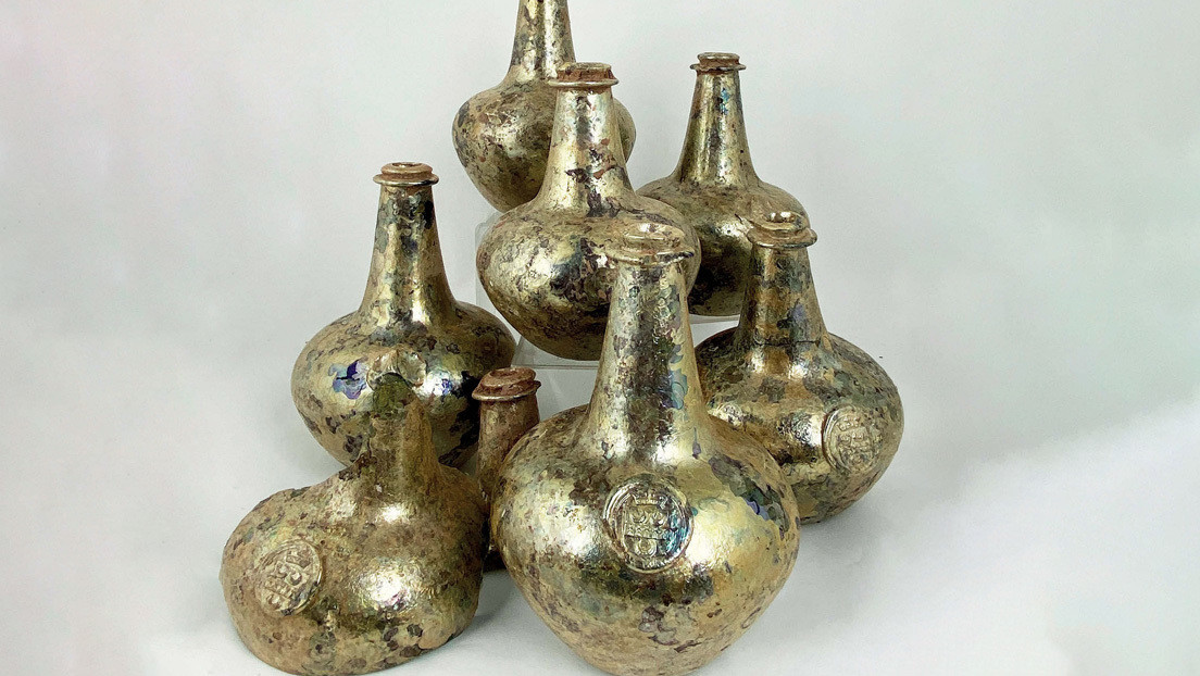 Hallan en Reino Unido unas inusuales botellas doradas de vino de más de 300 años que podrían valer cerca de 30.000 dólares