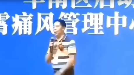 Un hombre que vendía productos medicinales muere mientras daba una charla sobre salud y longevidad