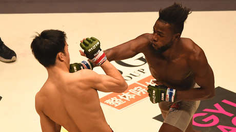 VIDEO: Un luchador hace trizas con los dientes la figura de cartón de su rival y un día después lo destruye en la arena con un huracán de golpes