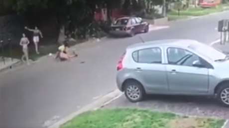 Entra a robar a una casa sin saber que la propietaria es una experta en kick boxing y el asalto termina de la peor manera para él (VIDEO)