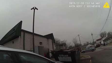 Una cámara corporal registra como un hombre toma un rehén a punta de cuchillo y es abatido por la Policía