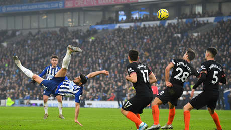 VIDEO: Jugador del Brighton ejecuta una espectacular chilena de año nuevo que le roba el triunfo al Chelsea en la Premier League