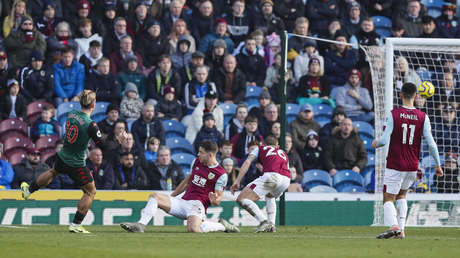 El motivo por el que el VAR anuló un gol en un partido de la liga inglesa desconcierta a los hinchas (FOTO)