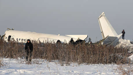 VIDEO: Momento en que se estrelló en Kazajistán un avión con 100 personas a bordo