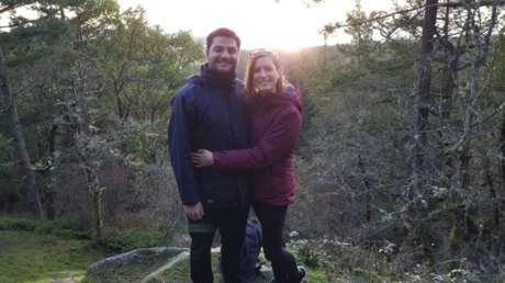 Una pareja recibe ayuda de desconocidos al tratar de fotografiarse y luego descubre que eran el príncipe Enrique y Meghan Markle