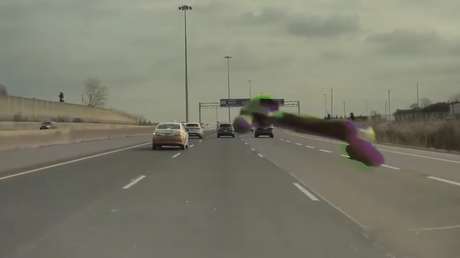 VIDEO: Un Tesla Model 3 desafía las propiedades blindadas de la 'Cybertruck' al ser golpeado con un martillo a toda velocidad