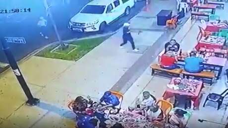 Captan cómo balean por lo menos 15 veces a un expolicía y cantante de salsa urbana en plena calle