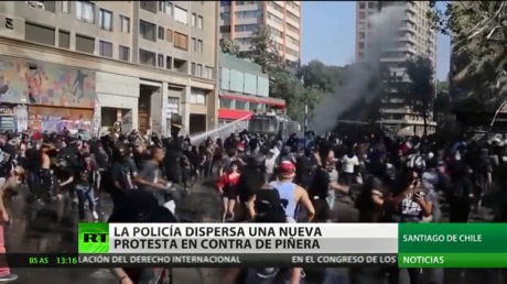 La Policía de Chile dispersa una nueva protesta en contra de Piñera
