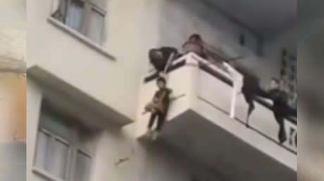 Rescate de alto riesgo: Descuelgan a su nieto por el balcón de un quinto piso para salvar a su gato (VIDEO)