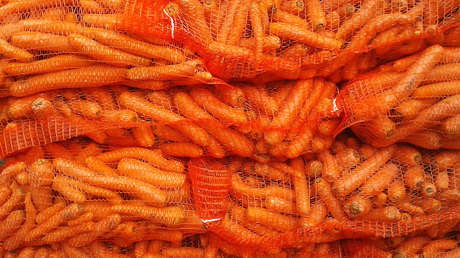 VIDEO: Arrojan desde helicópteros miles de kilos de vegetales para animales en medio de la ola de incendios en Australia