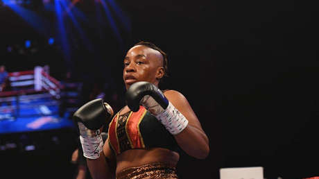 VIDEO: Una boxeadora pierde en una sola pelea sus dos títulos mundiales y su peluca