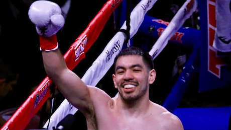 Un boxeador se desploma en el cuadrilátero luego de vencer a su rival por nocaut en el primer asalto (VIDEO)