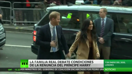 La familia real británica debate las condiciones de la renuncia a sus funciones del príncipe Enrique y Meghan Markle