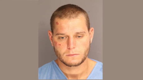 Un violento pasajero desata el caos en pleno vuelo y agrede a los policías que intentaron detenerlo al aterrizar en Nueva Jersey