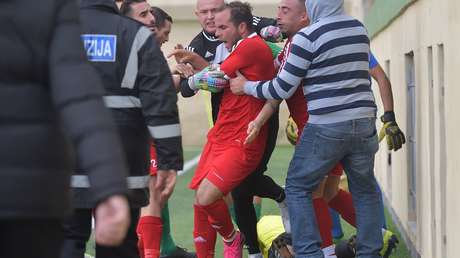 VIDEO: Un futbolista ataca al árbitro asistente tras ser expulsado del partido y es detenido por la Policía