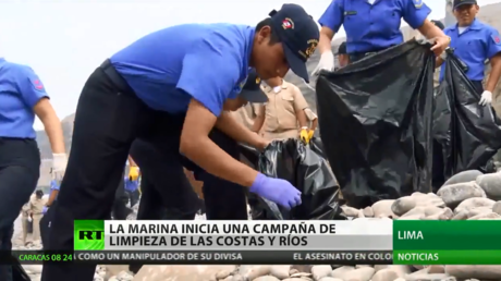 La Marina de Perú inicia una campaña de limpieza de costas y ríos