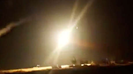 Reportan que el sistema de defensa antiaérea siria repele un ataque en la provincia de Homs