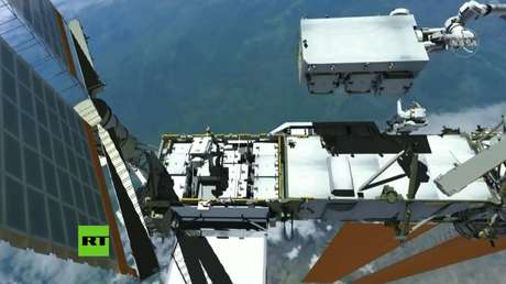 VIDEO: Dos mujeres astronautas realizan una caminata espacial para acondicionar la EEI