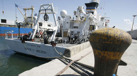 Pescador croata saca del mar una misteriosa caja naranja y la Marina de EE.UU. toca a su puerta para recuperarla