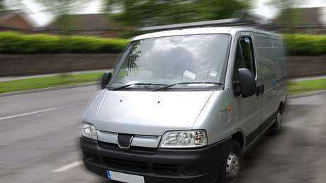 Momento en que una furgoneta choca y sus pasajeros salen despedidos en una autopista de Tailandia
