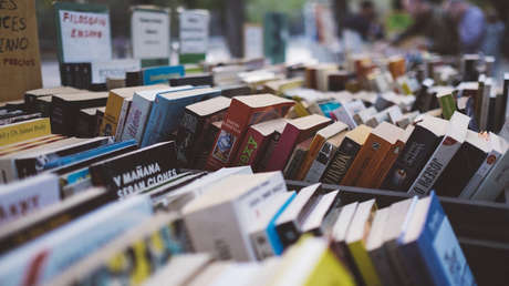 Una escuela brasileña lanza por la ventana los libros recibidos como donación (VIDEO)
