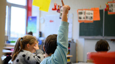 ¿Qué es el 'pin parental' que quiere introducir la extrema derecha en los colegios españoles?