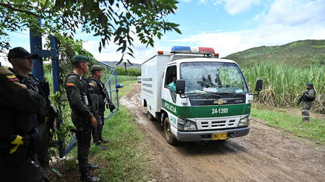 Cinco muertos, dos automóviles incinerados y uno destruido con explosivos tras enfrentamiento de grupos armados en Colombia
