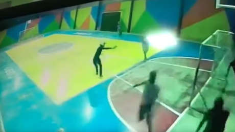 Momento en que 2 hombres armados irrumpen en un recinto deportivo escolar en pleno partido de fútbol, abren fuego y dejan heridos