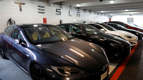Exigen examinar 500.000 coches Tesla por quejas de que se aceleraron por sí solos y causaron 110 accidentes