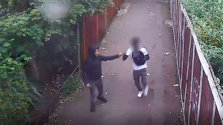 VIDEO: Dos adolescentes chocan los puños tras apuñalar a un joven en el corazón