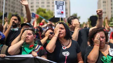FOTOS: Los chilenos 'pintan de negro' las calles para marcar los tres meses de protestas antigubernamentales