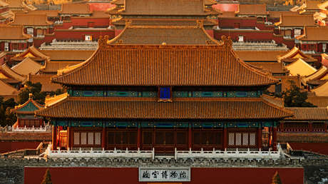 FOTOS: Dos mujeres se fotografían junto a su coche en la Ciudad Prohibida de Pekín e indignan a las redes