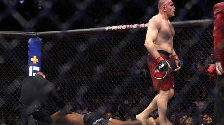 VIDEO: Un peleador ruso de 42 años saca su experiencia y gana con una magnífica llave en la UFC