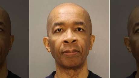 Clubes de estriptis, bares deportivos y iTunes: arrestan a un exprofesor en EE.UU. por malversar 185.000 dólares de una universidad