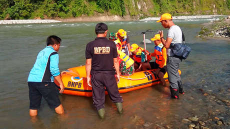 Al menos nueve muertos tras caer un puente peatonal sobre un río en Indonesia (FOTO)