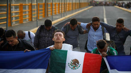 VIDEO: Migrantes intentan cruzar el puente internacional que separa Guatemala y México