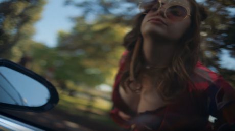 KFC se disculpa por un anuncio en el que dos niños miran el escote de una joven