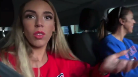 Dos 'youtubers' españolas se filman lanzando comida desde su auto a los "pobres" y las redes estallan