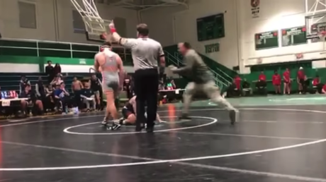 VIDEO: Un hombre ataca al oponente de su hijo durante un combate de lucha libre