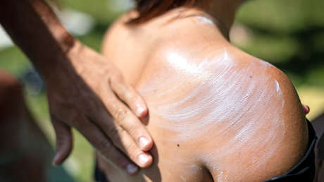 Nuevo estudio confirma que los protectores solares tienen componentes químicos que son absorbidos por la sangre