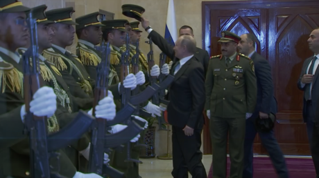 VIDEO: A un militar palestino se le cae la gorra al suelo y Putin sale al rescate