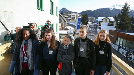 Activista climática ugandesa acusa de racismo a la agencia AP tras ser recortada de una foto