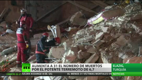 Turquía: Aumenta a 31 los muertos por el potente terremoto de magnitud de 6,7