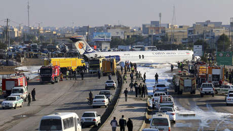 VIDEO: Un avión iraní se sale de la pista tras aterrizar con 135 pasajeros a bordo y queda en medio de una calle