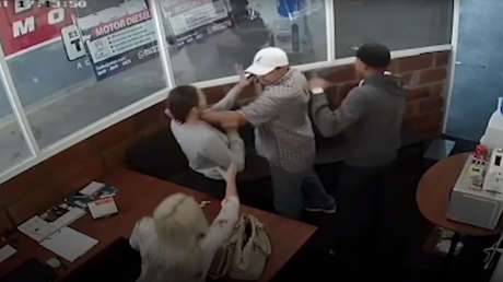 VIDEO: Dos mujeres se enfrentan a un delincuente armado durante un violento atraco en Ecuador