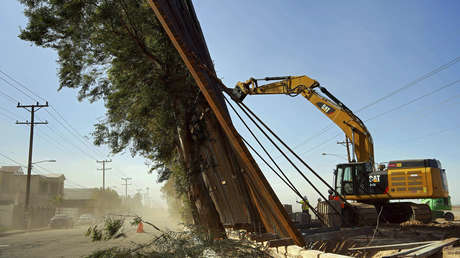 VIDEO: Una parte del muro fronterizo de Trump no puede resistir a la fuerza del viento y se derrumba sobre territorio mexicano