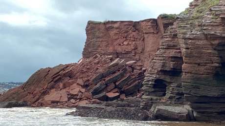 FOTO: Un acantilado se derrumba cerca de un barrio residencial británico