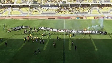 Una protesta de hinchas chilenos, tras la muerte de un fanático atropellado por Carabineros, obliga a suspender un partido de la liga